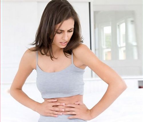 đau bụng kinh là dấu hiệu thường gặp ở bệnh rối loạn nội tiết tố trong tuổi dậy thì